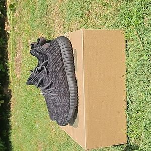 Adidas Yeezy Boost 350 Pirates (UA) size 8.5 pre-owned